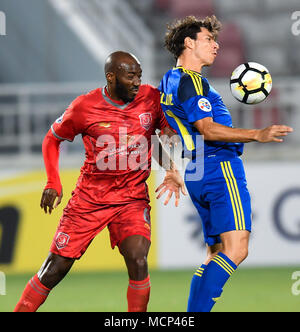 Doha, Qatar. Apr 17, 2018. Dame Traore (L) de Al Duhail eddv SC pour la balle avec Sebastian Tagliabue de Al Wahda CCSF au cours de l'AFC Champions League Groupe B match de football entre le Qatar's AL Duhail SC et Al Wahda des EAU CCSF à Abdullah bin Khalifa Stadium de Doha, Qatar, le 17 avril 2018. Al Duhail a gagné 1-0. Credit : Nikku/Xinhua/Alamy Live News Banque D'Images