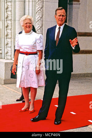 Fichier PHOO*** ***BARBARA BUSH NOUS A QUITTÉS (1925-2018) Le président des États-Unis George H. W. Bush et la première Dame Barbara Bush attendent l'arrivée des dirigeants du monde à la 1990 Sommet économique des pays industrialisés à Houston, Texas, le 8 juillet 1990. Credit : Ron Sachs/CNP /MediaPunch Banque D'Images