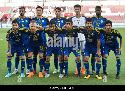 Doha, Qatar. Apr 17, 2018. Al Wahda CCSF joueurs posent pour une photo de l'équipe avant l'AFC Champions League Groupe B match de football entre le Qatar's AL Duhail SC et Al Wahda des EAU CCSF à Abdullah bin Khalifa Stadium de Doha, Qatar, le 17 avril 2018. Al Duhail a gagné 1-0. Credit : Nikku/Xinhua/Alamy Live News Banque D'Images