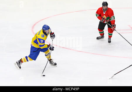 Kiev, Ukraine. 17 avril, 2018. PERESUNKO Olexander de l'Ukraine des coups d'un puck pendant le championnat de hockey sur glace 2018 Championnats du Monde U18 Div 1 GROUPE B match contre la Hongrie au Palais des Sports de Kiev, Ukraine. Crédit : Oleksandr Prykhodko/Alamy Live News Banque D'Images