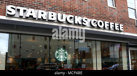 New York City, New York, USA. Apr 17, 2018. Une vue de Starbucks, après qu'il a été annoncé que les magasins Starbucks va fermer 8000 pour un après-midi le 29 mai, les préjugés raciaux pour la formation après un incident dans un Starbucks de Philadelphie où deux hommes noirs innocents ont été arrêtés et de profilage racial. Credit : Nancy/Kaszerman ZUMA Wire/Alamy Live News Banque D'Images