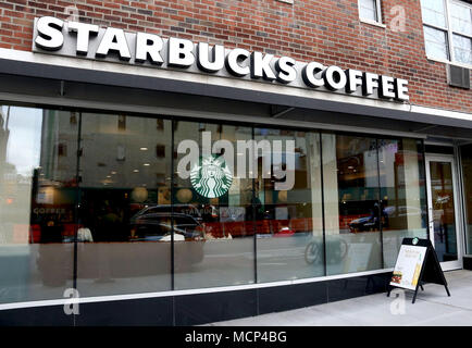 New York City, New York, USA. Apr 17, 2018. Une vue de Starbucks, après qu'il a été annoncé que les magasins Starbucks va fermer 8000 pour un après-midi le 29 mai, les préjugés raciaux pour la formation après un incident dans un Starbucks de Philadelphie où deux hommes noirs innocents ont été arrêtés et de profilage racial. Credit : Nancy/Kaszerman ZUMA Wire/Alamy Live News Banque D'Images