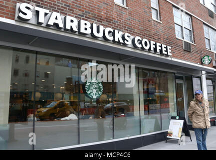 New York City, New York, USA. Apr 17, 2018. Une vue de Starbucks, après qu'il a été annoncé que les magasins Starbucks va fermer 8000 pour un après-midi le 29 mai, les préjugés raciaux pour la formation après un incident dans un Starbucks de Philadelphie où deux hommes noirs innocents ont été arrêtés et de profilage racial. Credit : Nancy/Kaszerman ZUMA Wire/Alamy Live News Banque D'Images