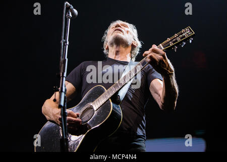 Milan Italie. 17 avril 2018. L'auteur-compositeur-interprète et musicien britannique Roger Waters effectue sur scène à Mediolanum Forum pendant les 'US  + eux Tour 2018' Credit : Rodolfo Sassano/Alamy Live News Banque D'Images