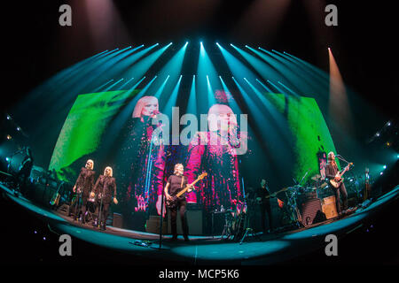 Milan Italie. 17 avril 2018. L'auteur-compositeur-interprète et musicien britannique Roger Waters effectue sur scène à Mediolanum Forum pendant les 'US  + eux Tour 2018' Credit : Rodolfo Sassano/Alamy Live News Banque D'Images