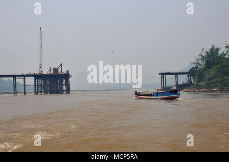 Vientiane. 14 avr, 2018. Photo prise le 14 avril 2018 montre le pont ferroviaire de Luang Prabang en construction par China Railway No8 Engineering Group Co., Ltd (CREC8) sur le fleuve du Mékong à Luang Prabang, Laos. China-Laos Mohan-Moten de fer commence à partir de la zone frontalière entre les deux pays, l'exécution de plus de 400 km de la capitale Vientiane Lao conçu avec vitesse de fonctionnement de 160 km par heure. Plus de 60 pour cent de l'itinéraire sont les ponts et tunnels. Credit : Zhang Jianhua/Xinhua/Alamy Live News Banque D'Images