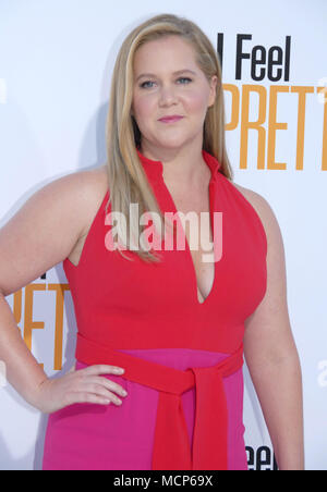 Los Angeles, USA. Apr 17, 2018. Actrice/comédienne Amy Schumer assiste à la première mondiale de Films STX' 'J'ai' à Westwood Village Theatre le 17 avril 2018 à Los Angeles, Californie. Photo de Barry King/Alamy Live News Banque D'Images