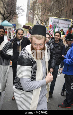 New York, NY, USA. Apr 15, 2018. Célébrer le printemps dans la ville de New York avec la 14e conférence annuelle de Persian défilé dans Madison Avenue. Programmée pour coïncider avec l'ancienne maison de vacances de Norouz, c'est le Nouvel an persan et le début du printemps, la procession colorée comprend des flotteurs, musique et costumes traditionnels. Il se termine par un festival de musique et danse au Madison Square Park, où tous sont invités à y participer. Credit : Ardavan Roozbeh/ZUMA/Alamy Fil Live News Banque D'Images