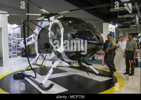 Kuala Lumpur, Malaisie. Apr 17, 2018. Les visiteurs à la recherche de l'armée à l'hélicoptère MD de Sapura Aero Company au DSA 2018.Le Service de défense 16e conférence et exposition sur l'Asie également connu sous le nom de DSA 2018 s'est tenue à Kuala Lumpur, Malaisie sur 16th-19th April 2018. C'est l'un des top 5 montre la défense dans le monde. L'admission est ouverte aux membres du personnel de la défense et de la sécurité, de la défense et sécurité Les professionnels de l'industrie et les cadres et les autres invités seulement. 1 500 entreprises de 60 pays et plus de 50 000 visiteurs professionnels du monde entier ont participé à l'exposition. Def Banque D'Images