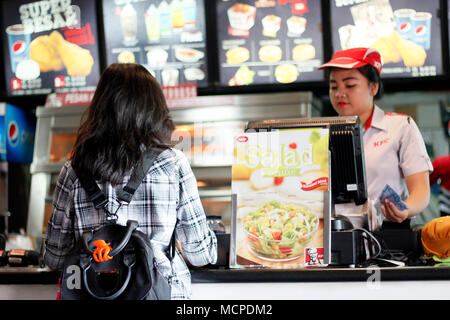 Un adolescent achète déjeuner au KFC Banque D'Images