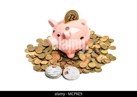 Coin bank cochon sur tas de l'argent avec plus de bitcoin white Banque D'Images