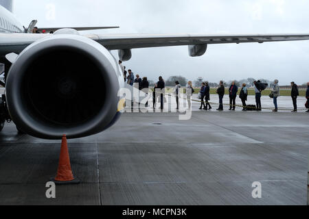 Les passagers d'un avion de Ryanair à l'aéroport de Bristol. Banque D'Images