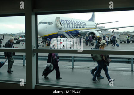Les passagers d'un avion de Ryanair à l'aéroport de Bristol. Banque D'Images