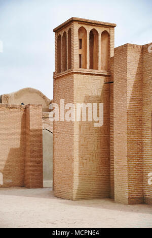 Tour éolienne utilisée comme un système de refroidissement naturel dans l'architecture traditionnelle de l'Iran, la province de Yazd Yazd, Iran, Banque D'Images