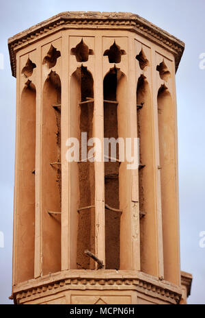 Tour éolienne utilisée comme un système de refroidissement naturel dans l'architecture traditionnelle de l'Iran, la province de Yazd Yazd, Iran, Banque D'Images