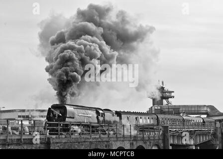 Locomotive à vapeur 'Tangmere' No34067 il écarte maintenant fermé le port de Folkestone Station avec 'The Golden Arrow' Banque D'Images