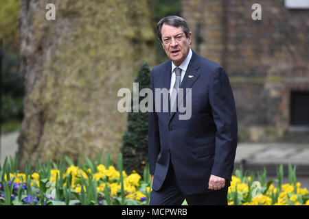 Le Président chypriote Nicos Anastasiades arrive à Downing Street, Londres avant d'entretiens bilatéraux avec le premier ministre Theresa May. Banque D'Images