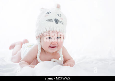 Adorable petit baby girl smiling on white background Adorable little baby girl smiling on white background Banque D'Images