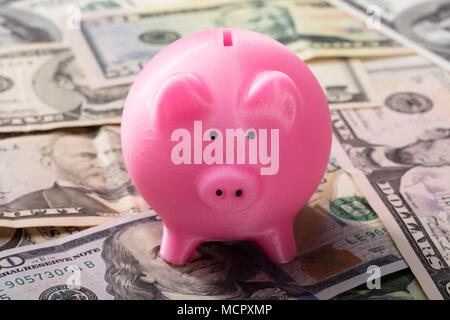 Close-up of Pink Piggy Bank on American Banknotes Banque D'Images