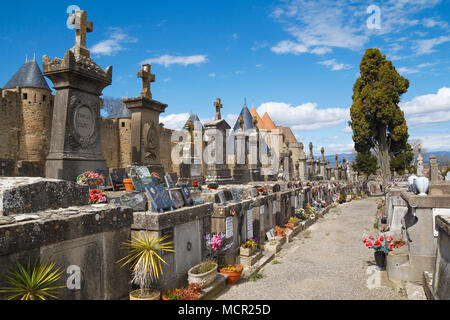 Le cimetière de la ville de Carcassonne, à côté de la porte Narbonnaise dans une forteresse médiévale au département de français Banque D'Images