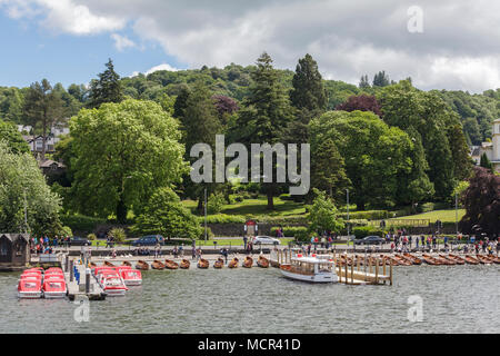 Des rives du lac Windermere à Bowness on Windermere dans le Lake District Banque D'Images