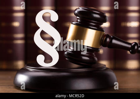 Close-up of Gavel et Paragraph Sign In Courtroom Banque D'Images