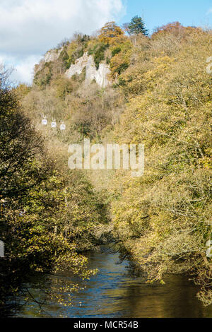 High Tor et la rivière Derwent en automne, Matlock Bath, Derbyshire, Angleterre, Royaume-Uni. Les téléphériques sont éloignés jusqu'à la hauteurs d'Abraham. Banque D'Images