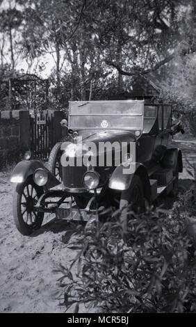 Années 1920, tableau historique de la 'Oxford Bullnose' automobile, un Tourer 4 places faite par la fabricant W.R Morris entre 1919 et 1926 à Oxford, Angleterre, Royaume-Uni. Un badge AA est affiché dans le centre inférieur du pare-brise avant. Banque D'Images