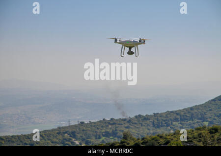 Télécommande Quadrocopter, drone, avec camera voler contre un ciel bleu Banque D'Images