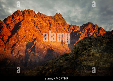 Coucher du soleil sur la chaîne de montagnes remarquable près de Queenstown, île du Sud, Nouvelle-Zélande. Banque D'Images