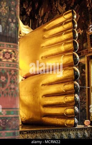 Photo de la statue du Bouddha couché d'or au Temple de Wat Pho à Bangkok, Thaïlande Banque D'Images