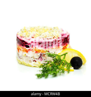 Une cuisine traditionnelle russe, salade de hareng habillé sous-poil Banque D'Images