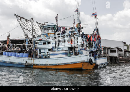 Bateaux de pêche nourrissait de Krabi, Thaïlande Banque D'Images