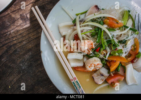 Détail d'une salade thaï traditionnel, avec de la citronnelle, citron vert, crevettes, nouilles et de chili. Phi Phi Island, Thaïlande. Banque D'Images