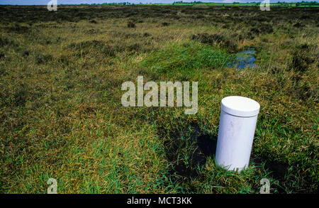 Surveiller le niveau de l'eau, Clara Bog, le plus important d'Irlande, de tourbières bombées, comté d'Offaly en Irlande. Banque D'Images