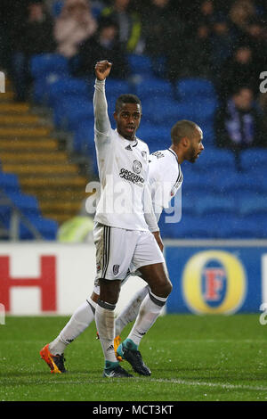 Ryan Sessegnon de Fulham célèbre vers les fans de Fulham. Match de championnat Skybet EFL, Cardiff City v Fulham au Cardiff City Stadium de Cardi Banque D'Images
