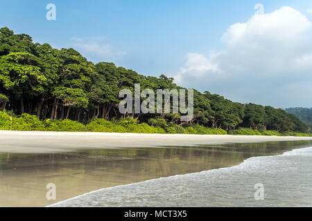 Vue imprenable sur Radhanagar Beach. Havelock Island est une belle petite île appartenant à l'Andaman indiennes Nicobar. Paradise Island en sou Banque D'Images