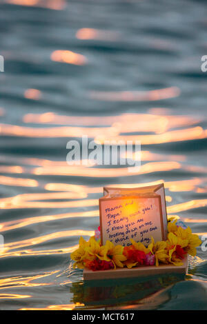 La Lanterne annuel 2015 Hawaii flottante Cérémonie, tenue à Ala Moana Beach Park sur Oahu, ont abouti à 6 000 lanternes aux chandelles, circulent de la rive.Près de 50 000 personnes ont assisté à la cérémonie, qui est décrit comme un mélange culturel, comme il est dirigé par une secte de japonais, le bouddhisme, mais qui a eu lieu le jour du Souvenir avec le souhait de la création d'harmonie culturelle et la compréhension.Hawaiian pirogues à diffuser le premier - ces lanternes sont destinées à faire des prières pour les victimes de guerre, accidents liés à l'eau, les catastrophes d'origine naturelle et humaine, la famine et la maladie Banque D'Images