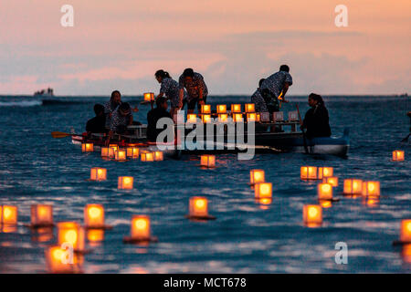 La Lanterne annuel 2015 Hawaii flottante Cérémonie, tenue à Ala Moana Beach Park sur Oahu, ont abouti à 6 000 lanternes aux chandelles, circulent de la rive.Près de 50 000 personnes ont assisté à la cérémonie, qui est décrit comme un mélange culturel, comme il est dirigé par une secte de japonais, le bouddhisme, mais qui a eu lieu le jour du Souvenir avec le souhait de la création d'harmonie culturelle et la compréhension.Hawaiian pirogues à diffuser le premier - ces lanternes sont destinées à faire des prières pour les victimes de guerre, accidents liés à l'eau, les catastrophes d'origine naturelle et humaine, la famine et la maladie Banque D'Images