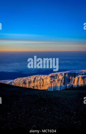 La lumière du soleil tombant sur les neiges du Kilimandjaro à l'aube. Banque D'Images