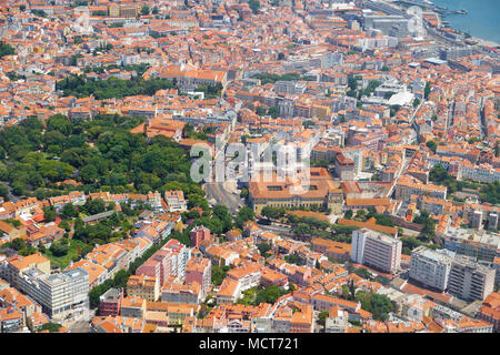 L'avion atterrit sur la Basilique Estrela (Basilique da Estrela) et jardin Estrela (Jardim da Estrela) dans la partie historique de Lisbonne. Portugal Banque D'Images