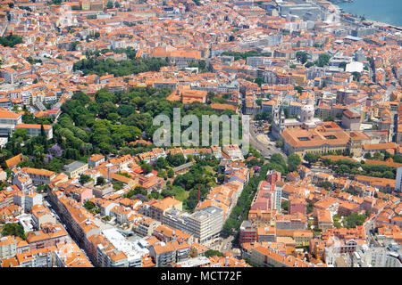 L'avion atterrit sur la Basilique Estrela (Basilique da Estrela) et jardin Estrela (Jardim da Estrela) dans la partie historique de Lisbonne. Portugal Banque D'Images