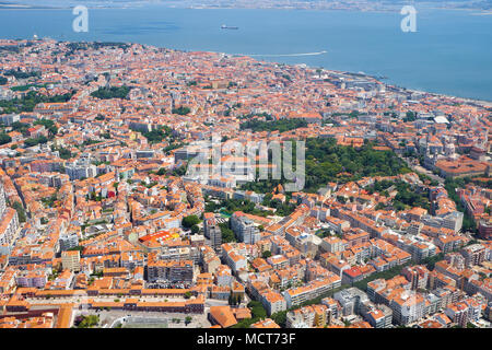 L'avion atterrit sur la Basilique Estrela (Basilique da Estrela) et jardin Estrela (Jardim da Estrela) dans la partie historique de Lisbonne. Portugal Banque D'Images