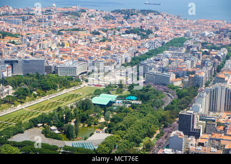 La vue plongeante de la centre de Lisbonne - Marquis de Pombal, l'Avenue de la liberté et du parc Eduardo VII. Portugal Banque D'Images