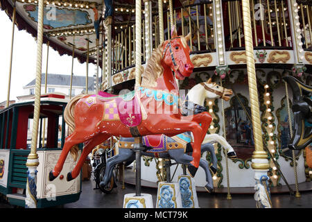 Merry go round carrousel poneys à Orléans France Banque D'Images