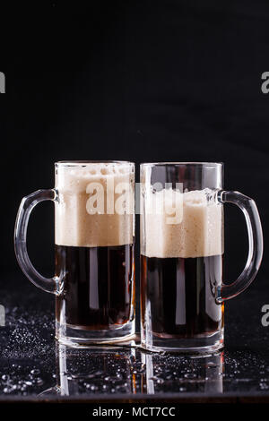 Deux verres sur la table Banque D'Images