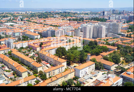 La vue depuis l'avion à l'atterrissage sur les quartiers résidentiels près de l'aéroport de Lisbonne. Portugal Banque D'Images