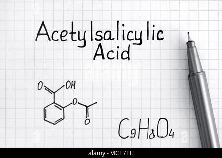 Formule chimique de l'acide acétylsalicylique avec stylo. Close-up. Banque D'Images