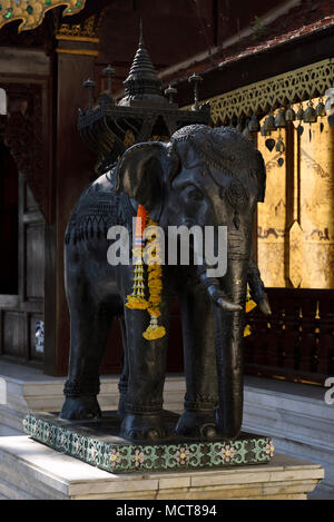 Grande figure de l'éléphant noir orné de fleurs au temple Wat Phrathat Doi Suthep Rajvoravihara, Chiang Mai, Thaïlande Banque D'Images