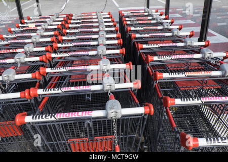 Chariots chariot,clients,de,usage,avec,une,euro,coin,a,Intermarché, supermarché,sur,portes,de,Esperaza, Aude,province,France,de France, Banque D'Images